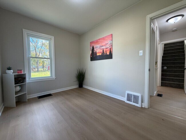 Building Photo - Remodeled 3 bed, 1 bath home for rent in E...