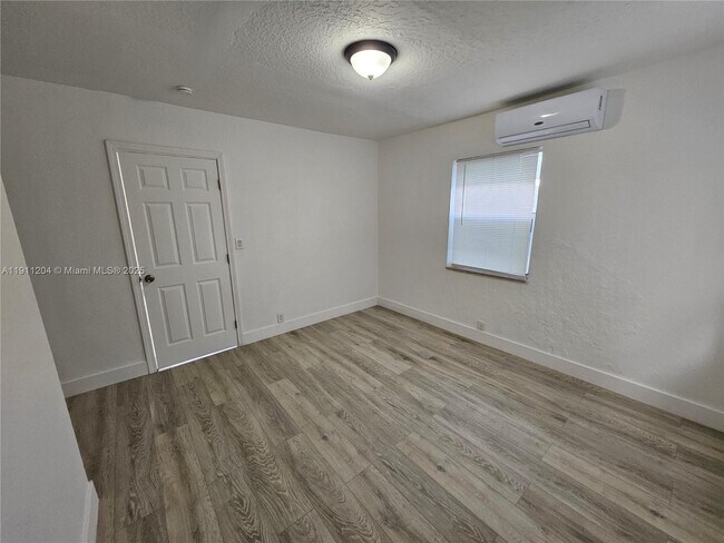 Building Photo - 118 NW 8th Ave