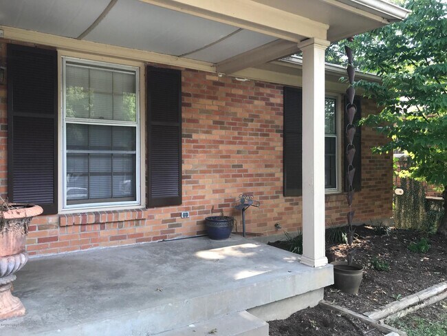 Building Photo - 905 Fenley Ave
