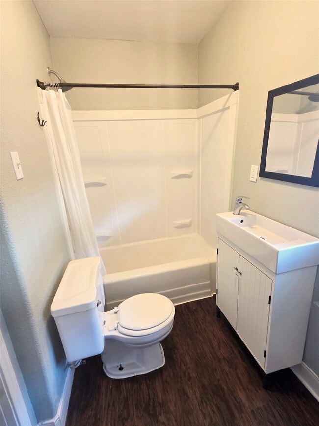 Building Photo - 1552 Lombardy St