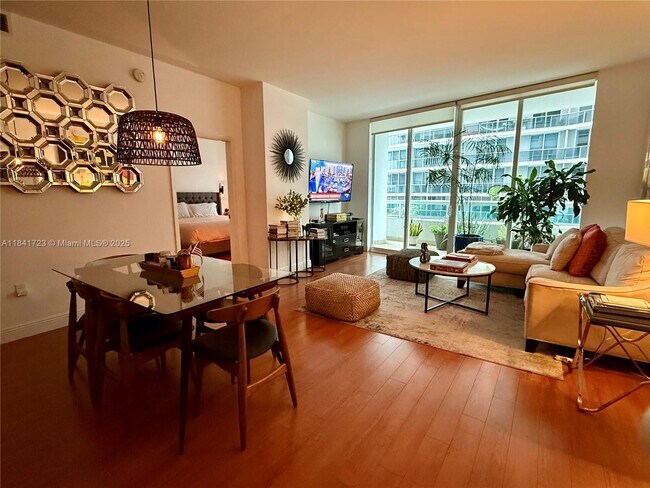 Building Photo - 1800 N Bayshore Dr