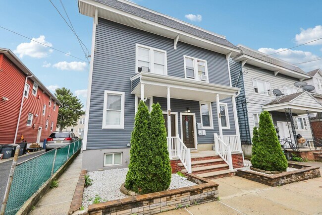 Primary Photo - 92 Windsor St