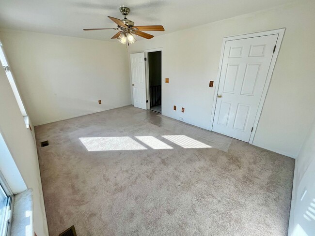 Building Photo - Spacious 2-Bed, 2-Bath Condo Retreat in Sa...