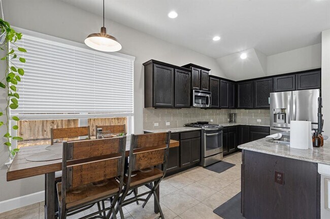 Building Photo - 513 Cerezo Dr