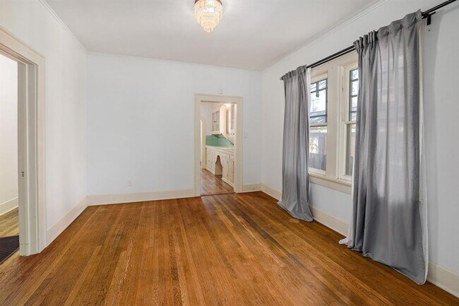 Building Photo - 1804 Kenwood Ave