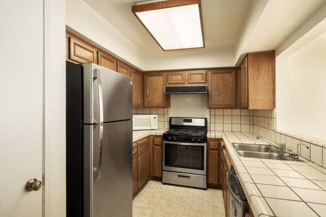 Building Photo - 2890 E Huntington Blvd