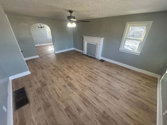 Building Photo - Charming 3-bedroom, 1-bathroom house located in Vine Grove, KY.