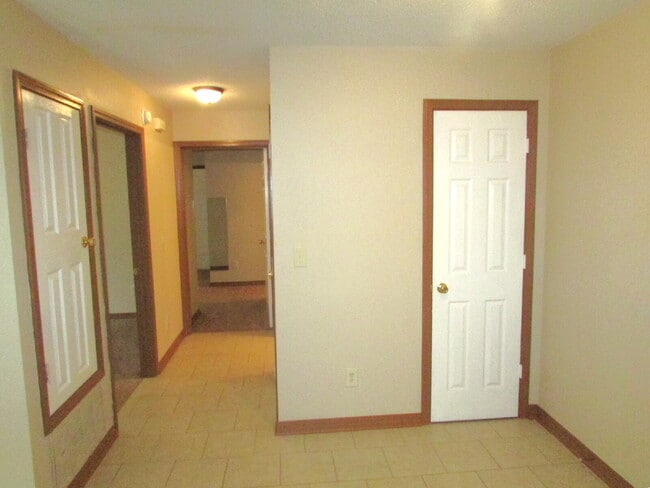 Building Photo - Available 11/17 – Spacious 2/2 Duplex with...