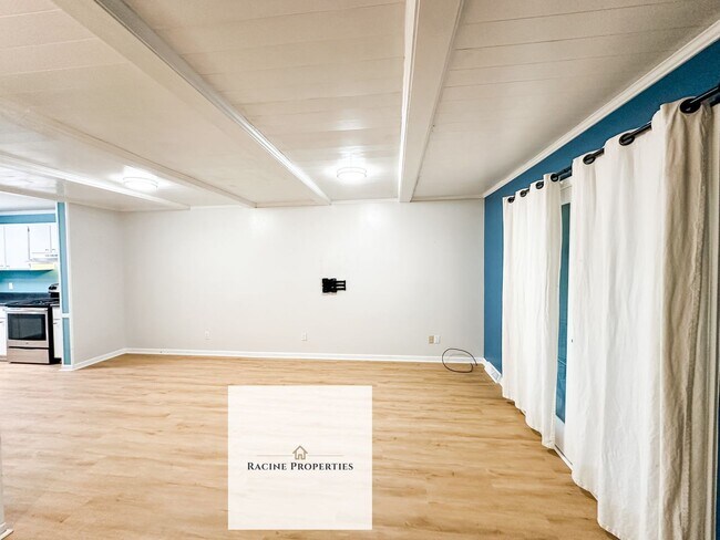 Building Photo - # Spacious Townhouse in Desirable Greenville Location