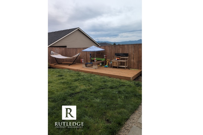Building Photo - East Medford Cedar Links Living