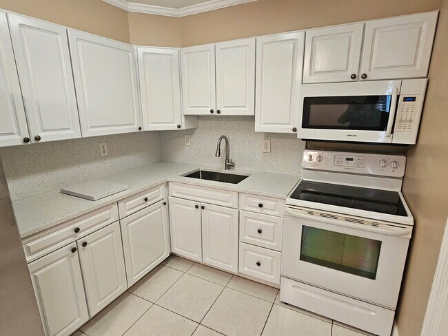 Building Photo - 641 SW 83rd Ave