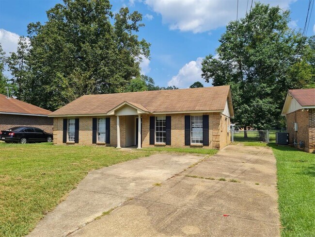 Primary Photo - 3024 Cross Creek Dr
