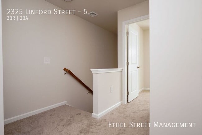 Building Photo - 2325 Linford St