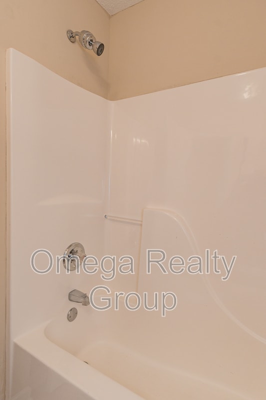 Building Photo - 3550 Cres Gardens Dr