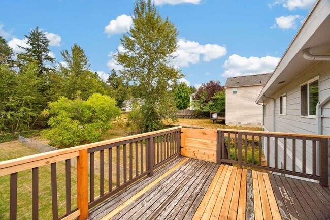 Building Photo - Top floor Duplex in Kent.  4 beds 2 bath with Very large fenced yard and 2 car garage. RENT $3050...