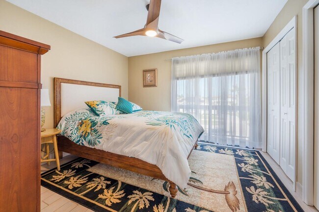 Building Photo - Hillside Home-3 bedrooms- 2 baths -2 car garage- Furnished-Available Now !