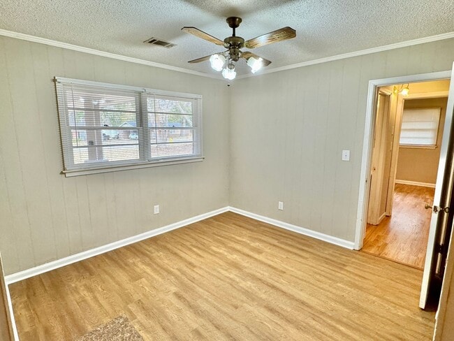 Building Photo - Adorable 3-Bedroom Home in Lakeview Heights