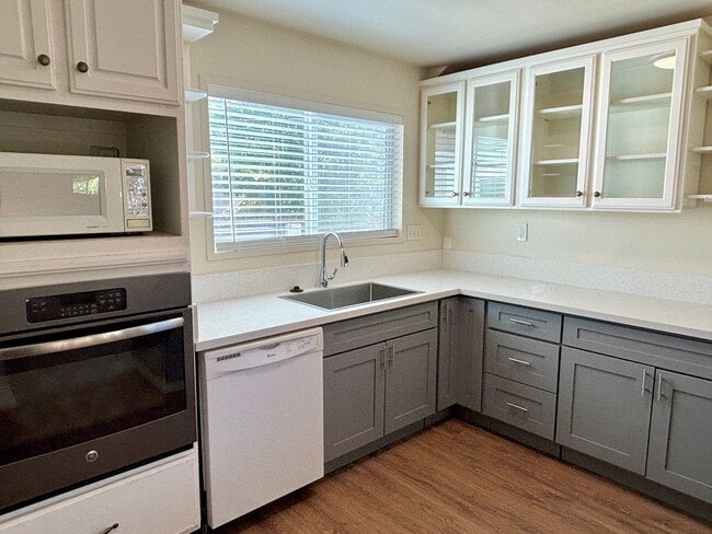 Building Photo - Powellhurst-Gilbert Updated 4 Bedroom/2 Ba...
