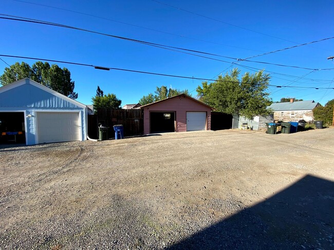 Building Photo - 3 Bedroom 1.5 Bath House Large 2 Car Detac...