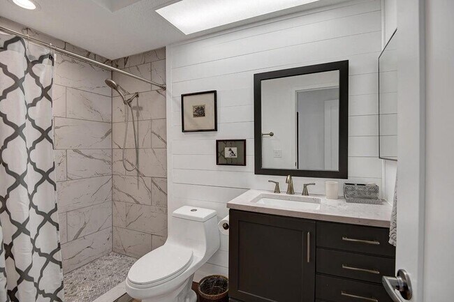 Building Photo - 289 Vista Royale Cir W