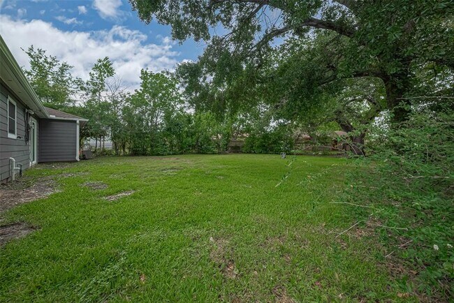 Building Photo - 7702 Darnay Dr