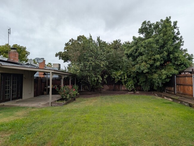 Building Photo - Nice 3 bedroom 2 bathroom Clovis home with modern updates, a nice floor plan and solar. Clovis co...