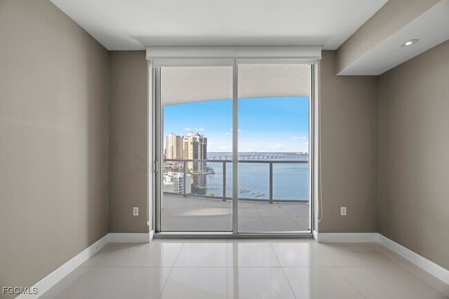 Building Photo - 3000 Oasis Grand Blvd