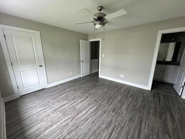 Building Photo - Spacious unit in English Commons! Close to...