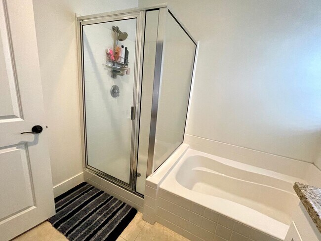 Building Photo - Modern and Chic 2 bed 2.5 bath in Newport Beach!!!