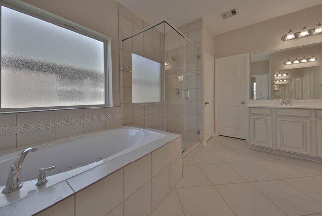 Building Photo - 2211 Dama Dr