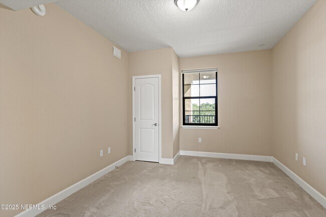 Building Photo - 3958 Baymeadows Rd