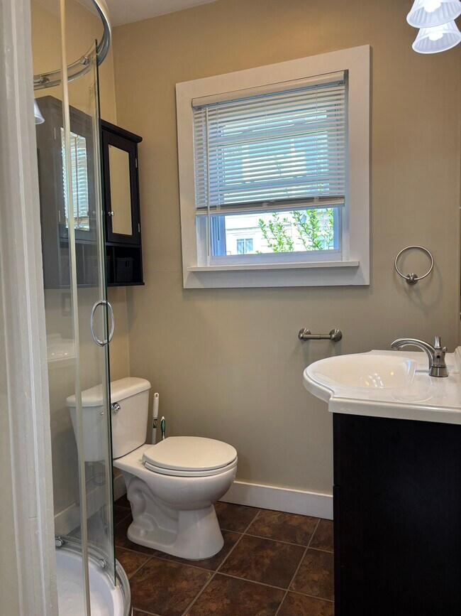 Building Photo - 744 W Shore Rd