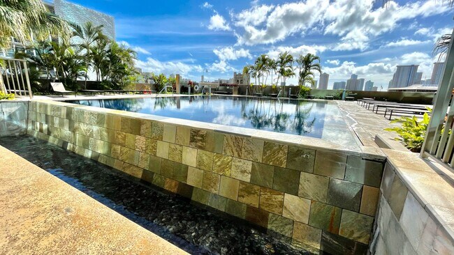 Building Photo - LUXURY DOWNTOWN PENTHOUSE w/ PANORAMIC VIE...