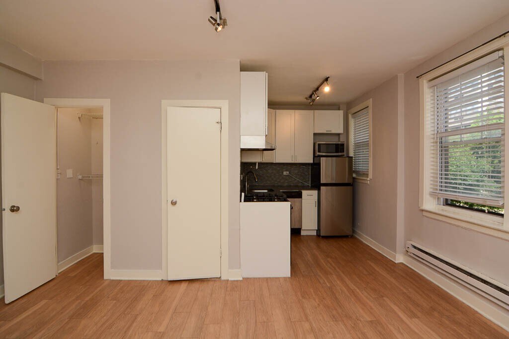 Building Photo - 511 W Belmont Ave