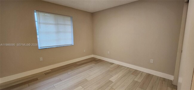 Building Photo - 800 SW 10th Ave