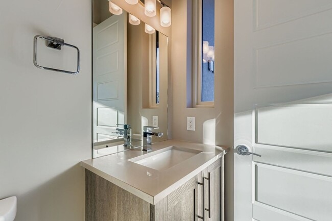 Building Photo - City Park West Home Available Immediately!