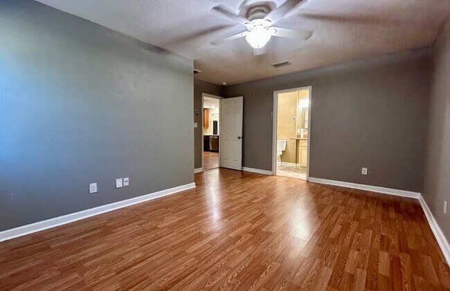 Building Photo - 11925 Longwood Dr