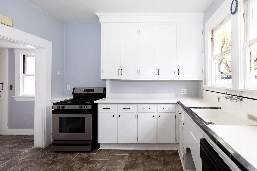 Building Photo - Large North Berkeley gem