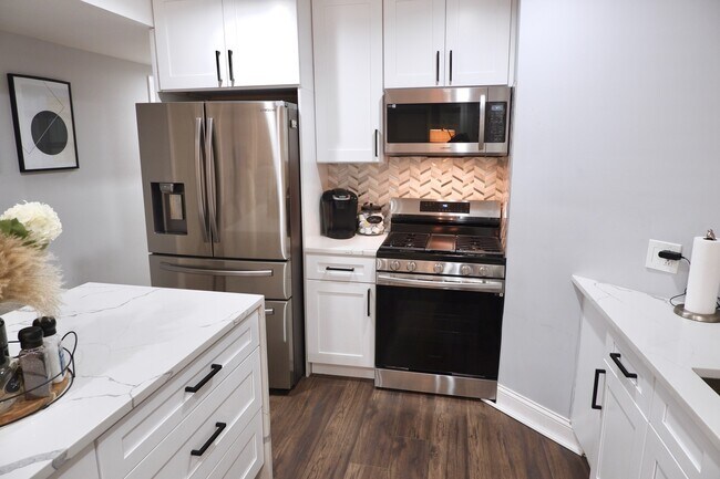 Building Photo - 2944 N Ridgeway Ave