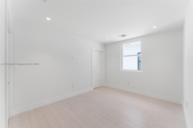 Building Photo - 1352 SW 22nd St