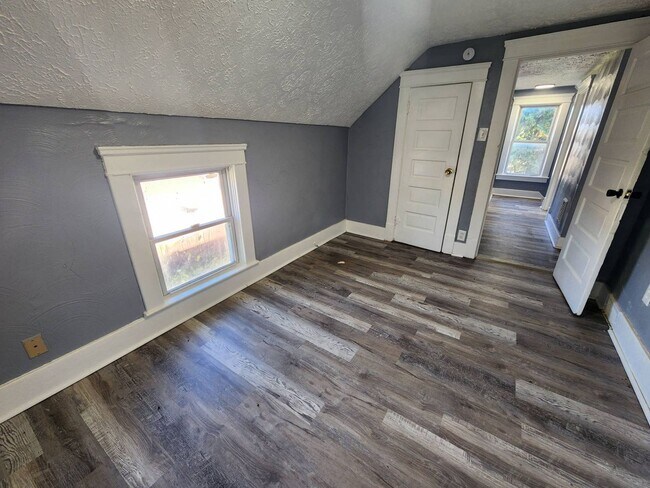 Building Photo - Charming 4-Bedroom Property in Prime Locat...