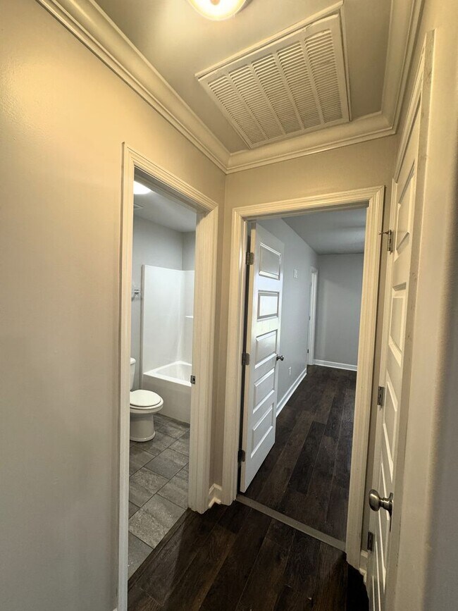 Building Photo - 127 Hedge Ln