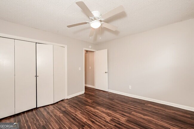 Building Photo - 5009 Hawthorne Ct