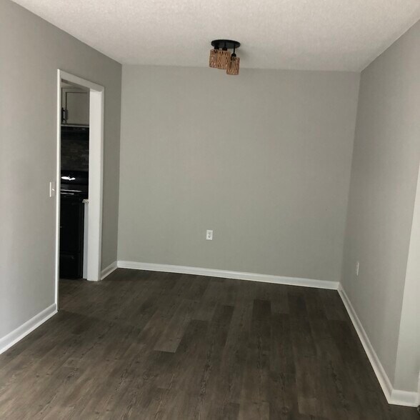 Building Photo - 1100 Crescent Dr