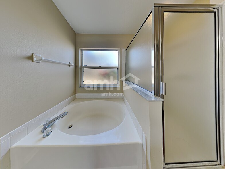 Building Photo - 10527 Juliano Dr