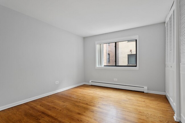 Building Photo - 6001 N Kenmore Ave