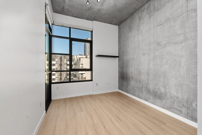 Building Photo - NEW FLOORS! Spacious 2 Bedroom 2 Bathroom ...