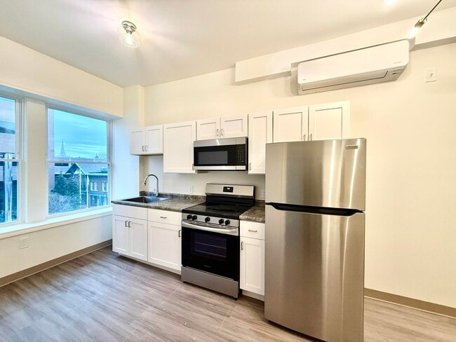 Building Photo - 1138 Elm St