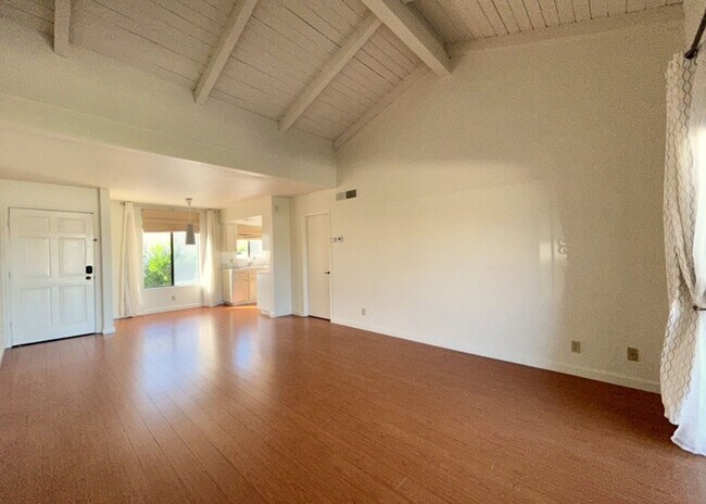 Building Photo - AVAILABLE NOW!! LOVELY - 1 Bed 1 Bath Uppe...