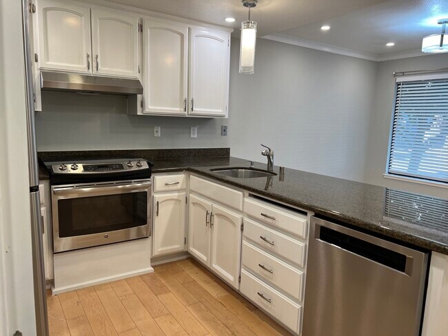 Building Photo - 5411 Black Ave